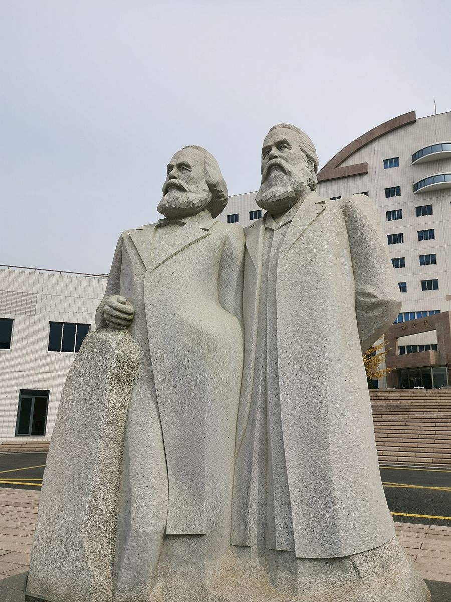 马克思和佣人生过孩子么？