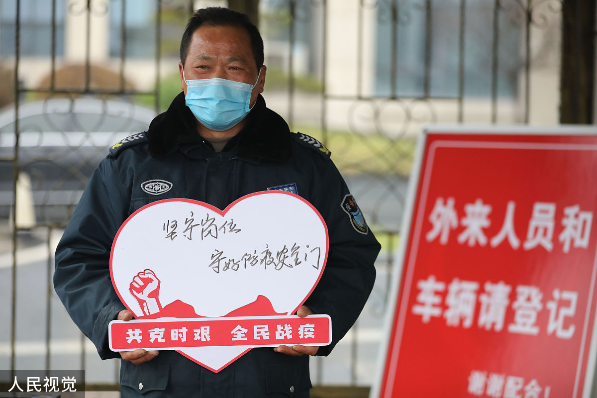 年轻人拾金不昧，暖心故事感动都市！