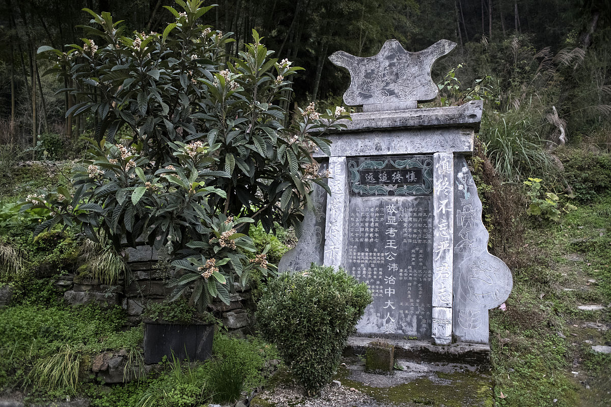 阴宅坐巳向亥的风水布局：石碑与对联的讲究