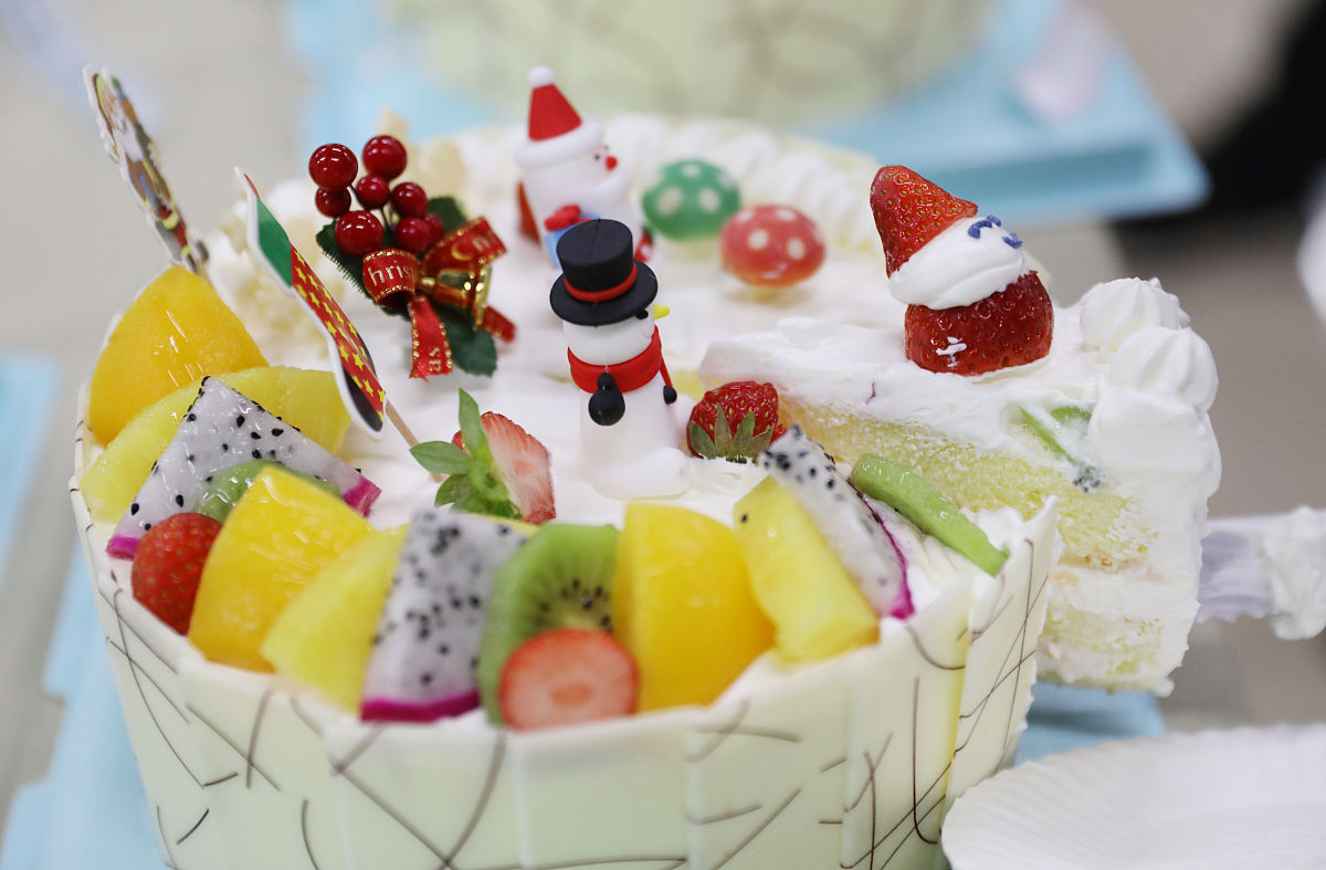 2020年12月26日,湖南永州,西式面点师制作的蛋糕.