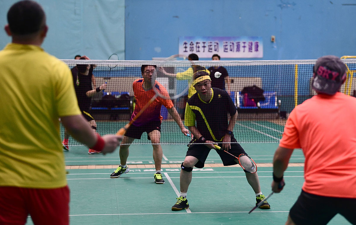 内容不限如姓名、班级、爱好喜欢打羽毛球、未来规划做个自我介绍