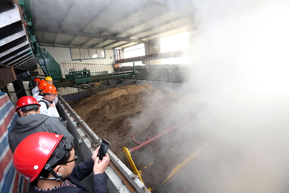 采矿新方法的专题包采矿是一项非常重要的工业活动其目的是从地下或水中提取矿物资源。然而传统采矿方法往往会对环境造成严重的影响如污染、破坏等问题。因此科学家和工程师们一直致力于寻找更加环保、高效和安全的采矿新方法。本专题将采矿新方法有哪些