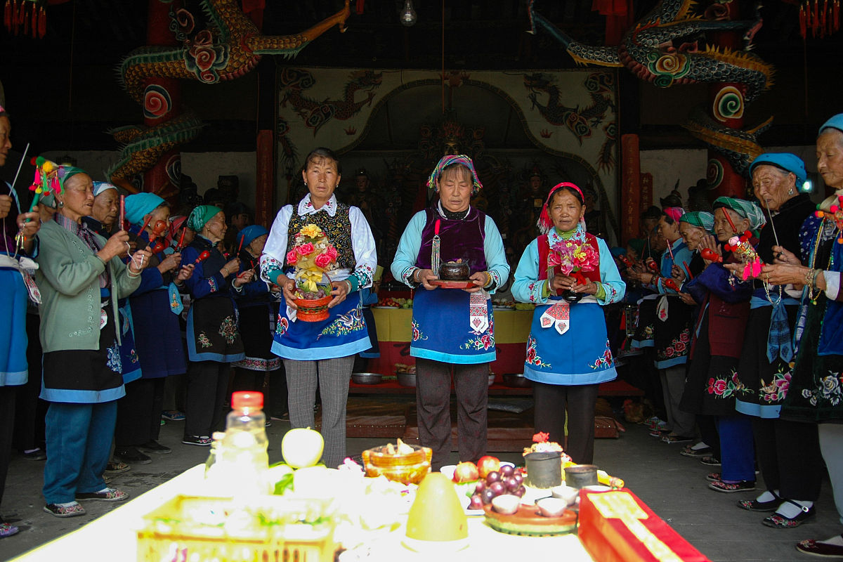 2009年8月2日,云南大理,白族人的日常生活.大理白族人在神庙.