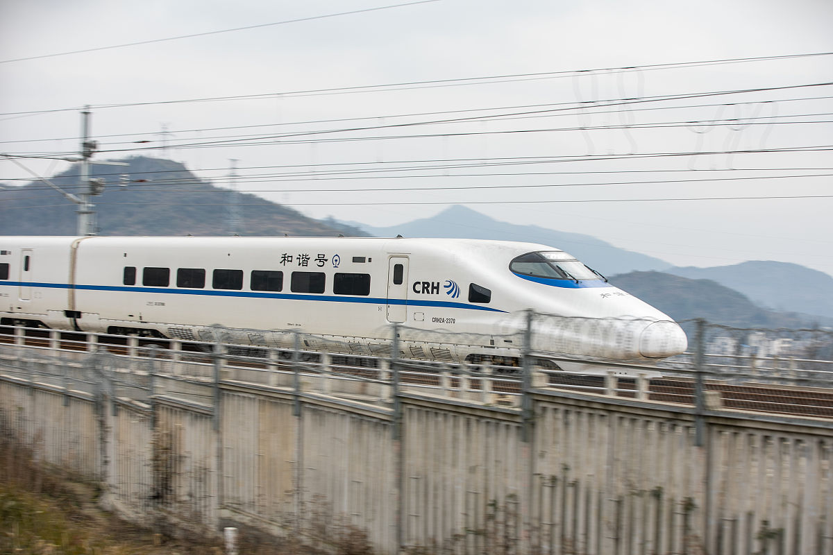 贵州铁路学校：高铁动车组比普通火车速度快多