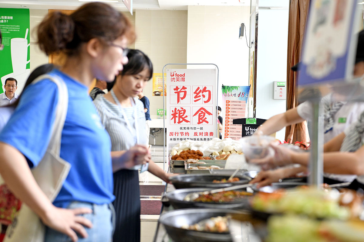 食堂刷卡帮忙的意义：友善、责任感和个人成长
