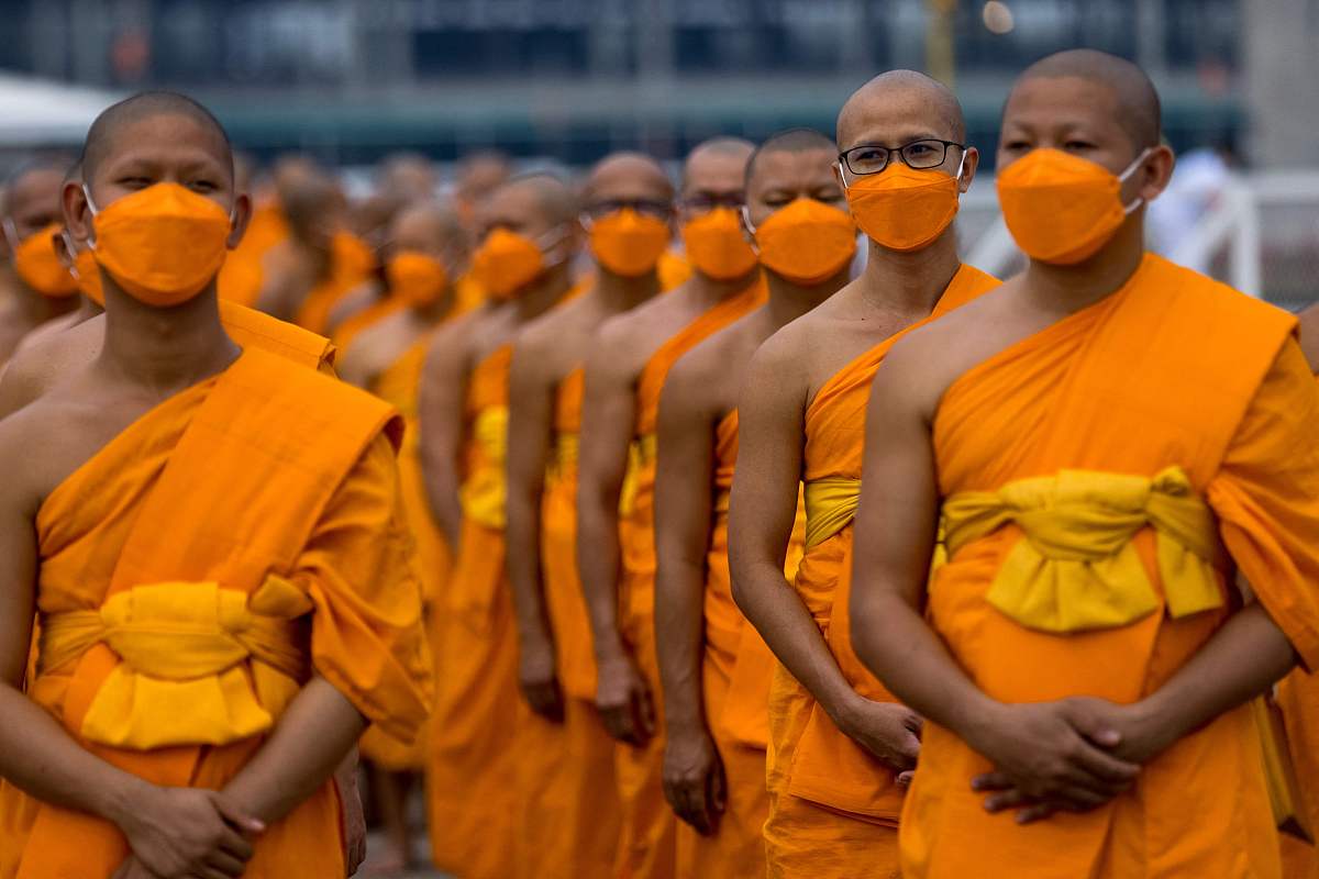 当地时间2022年2月16日,泰国巴吞他尼府,泰国僧侣在法身寺(wat dhamma