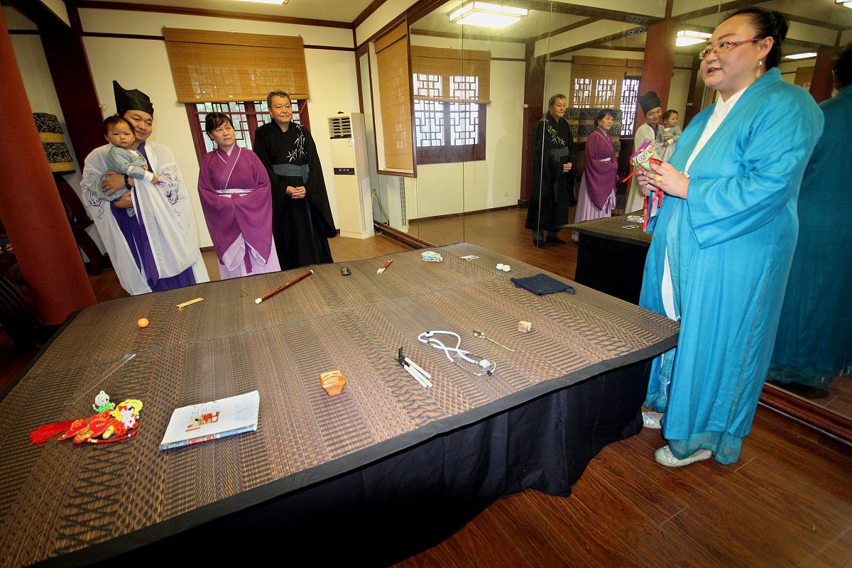 1.8米长桌，合适的宽度是多少？