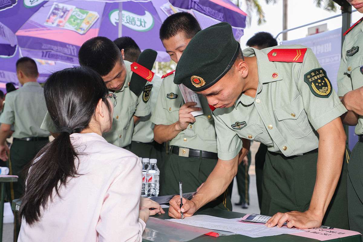 退役军人一件事退役军人是指已经从军队中退役的人员他们曾经为国家和人民做出了贡献但退役后也面临着许多问题和挑战。其中一件事情就是如何重新融入社会和找到适合自己的工作。退役军人面临的就业问题是一个重要的社会问题。由于他们在军队中的训练和经历往往具有较强的组织纪律性、责任心和团队协作能力但在融入社会和找到适合自己的工作方面却面临着许多困难。一方面他们的专业技能和经验可能不符合市场需求另一方面他们也需要适