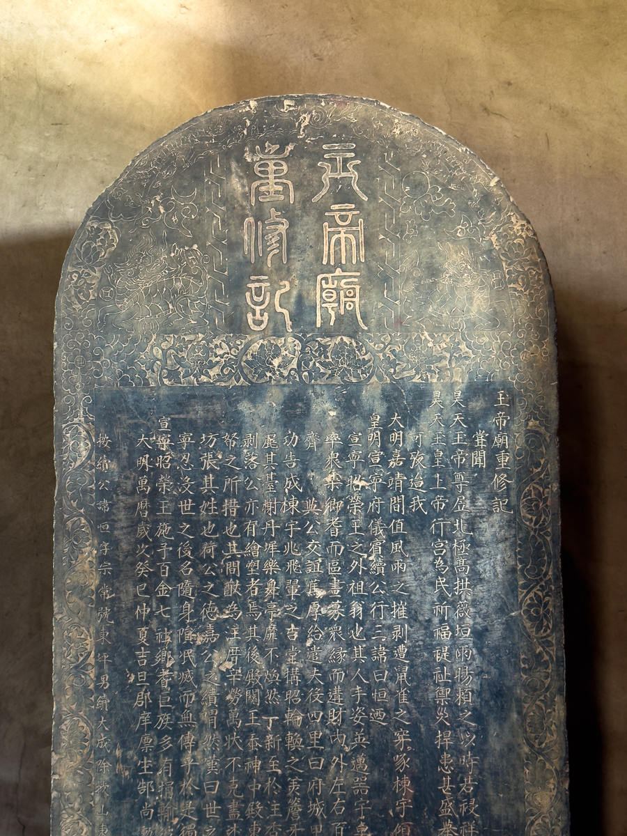 用白话翻译这段古文：公讳念劬号励亭姓张氏江南玉邑人也。曾祖某祖某父子鸿以公贵三世均赠荣禄大夫。公生。而母郭太夫人以疾陨。嫡母陈太夫人抚鞠以长。公清整有风操闲素寡言动履必中轨范。通经而尤嗜金石、唐宋六朝碑版咸以重金收贮与欧公之《巢古录》赵明诚之《金石录》都元敬之《金薤琳琅》杨升庵之《金石古文》后先辉映。虽王元美之精博不能过也。公薄科举不为仍留心世务尤重实业既以会典馆誊录得议。叙知州。适李公李枝青芗园