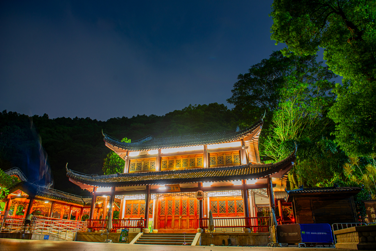 青茅山雨夜，古月山寨高脚吊楼万家灯火，如梦如幻