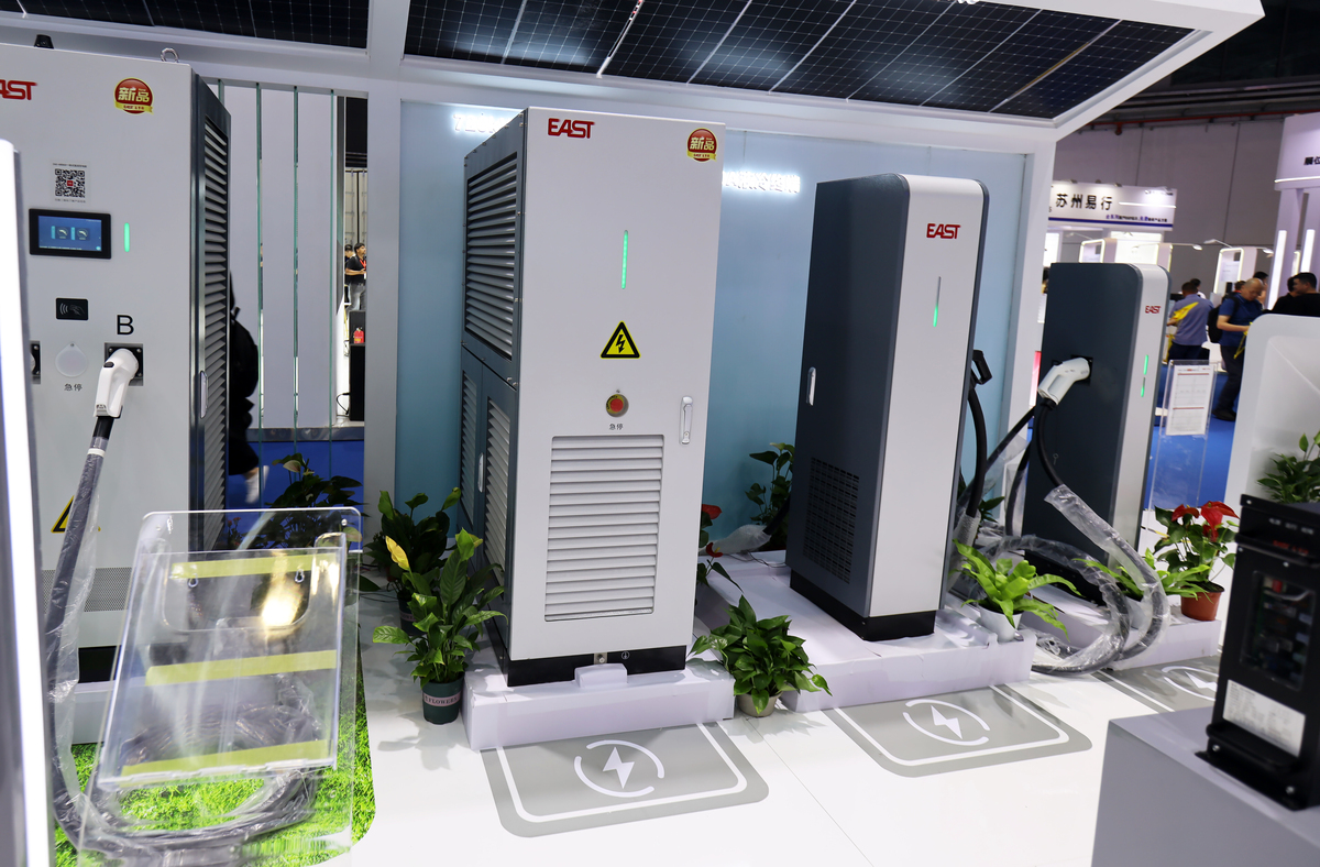 以正泰电器为例详细描述一下它关于沉浸式散热的液冷剂的产品情况