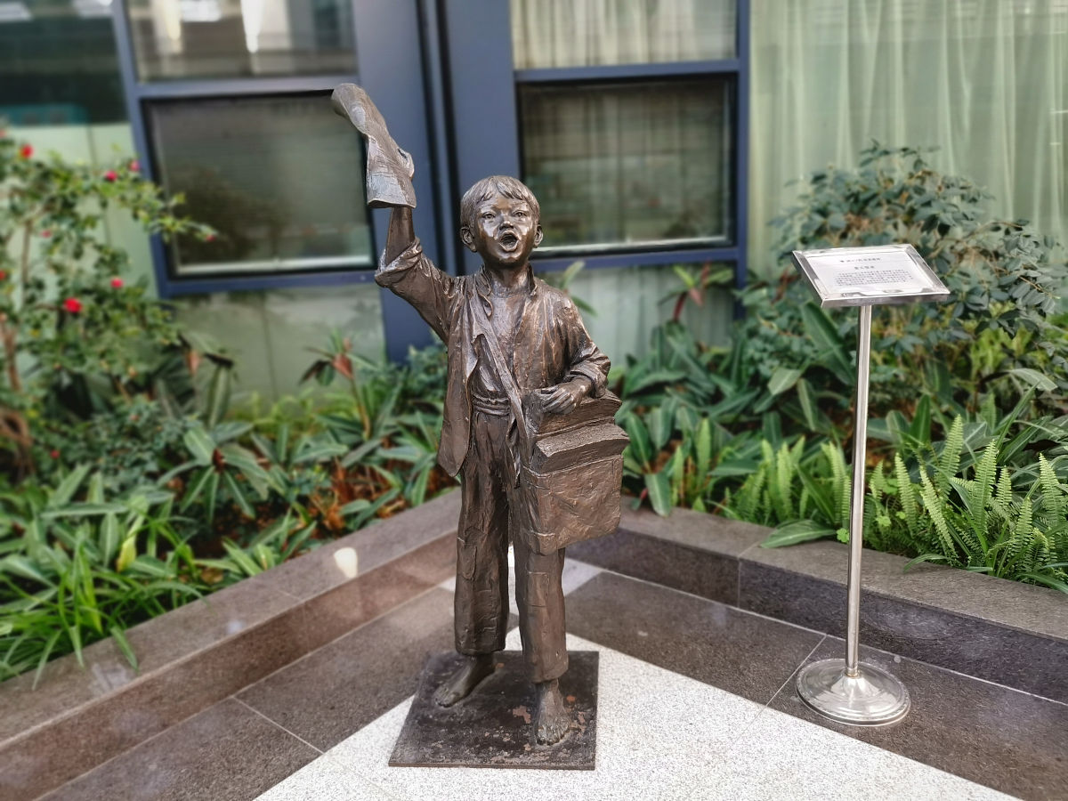 详细分析当代西安兴庆宫是如何融入园林中的现代雕塑艺术小品并举例 不得低于10000字