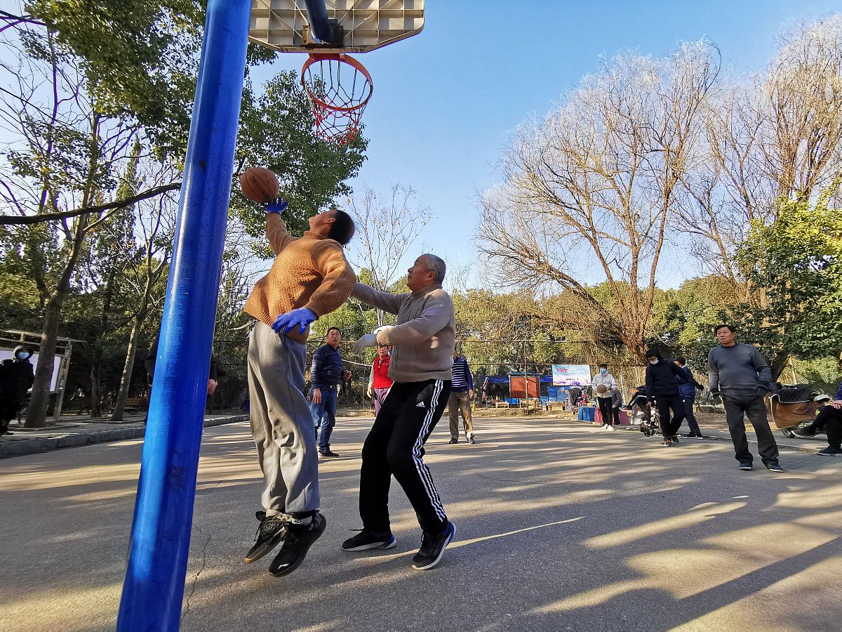 第一次打篮球：小学三年级难忘的球场经历