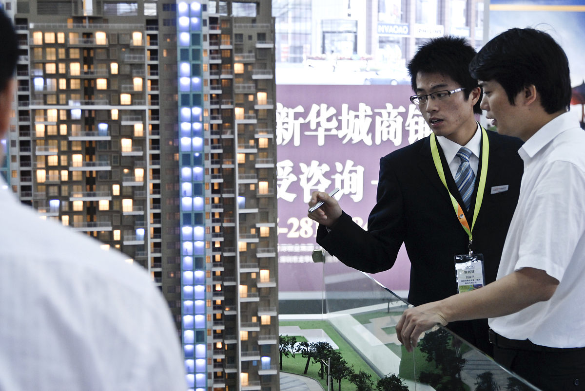 阐述800字：物业服务精准性对高端住宅项目价格存在显著正向影响。