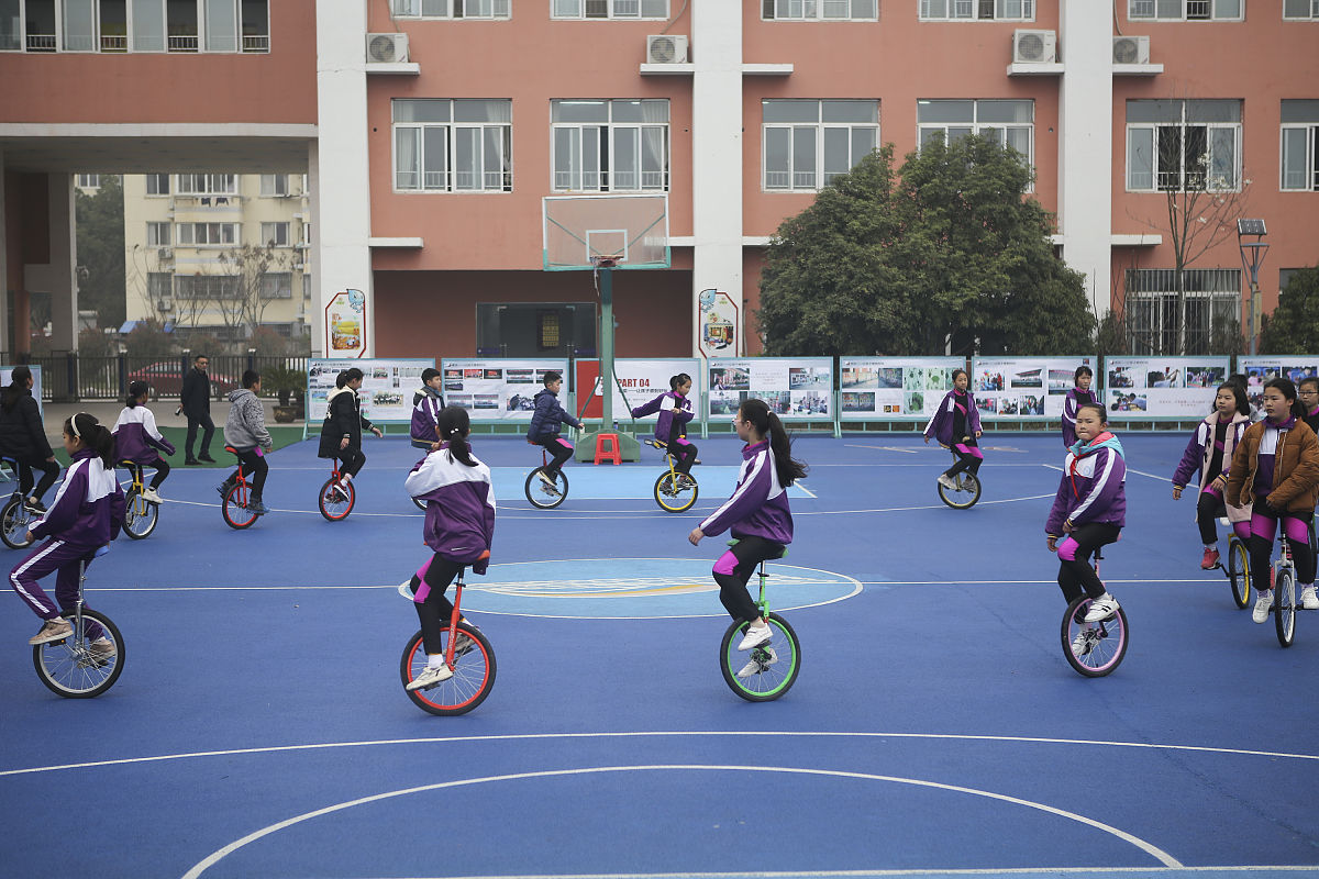 q 请写一篇小学体育课活动安全预案