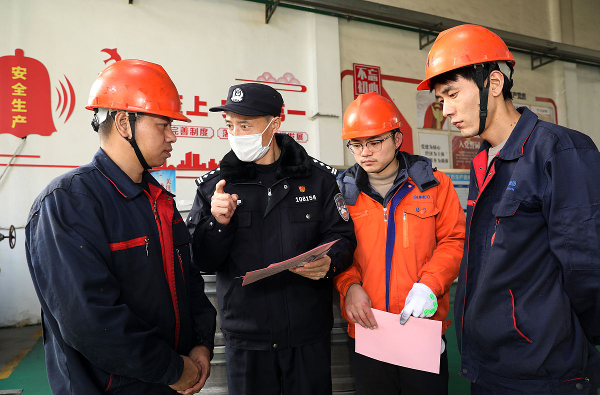 请帮我将以下内容压缩到1200字左右：尊敬的各位领导、评委大家上午好。十分荣幸能有这个机会今天站在这里进行这一次的竞聘我叫陈汉霖广西钦州人中共党员2018年毕业于百色学院工程管理专业目前在在北海中心担任养护技术员一职。接下来我将结合自身经历就以下四个方面进行自我介绍：一、工作经历12018-2019年期间在浦北县水利局担任技术员一职。曾独自完成一项部一级的绩效考评工作其主要工作内容涉及内业资料整理