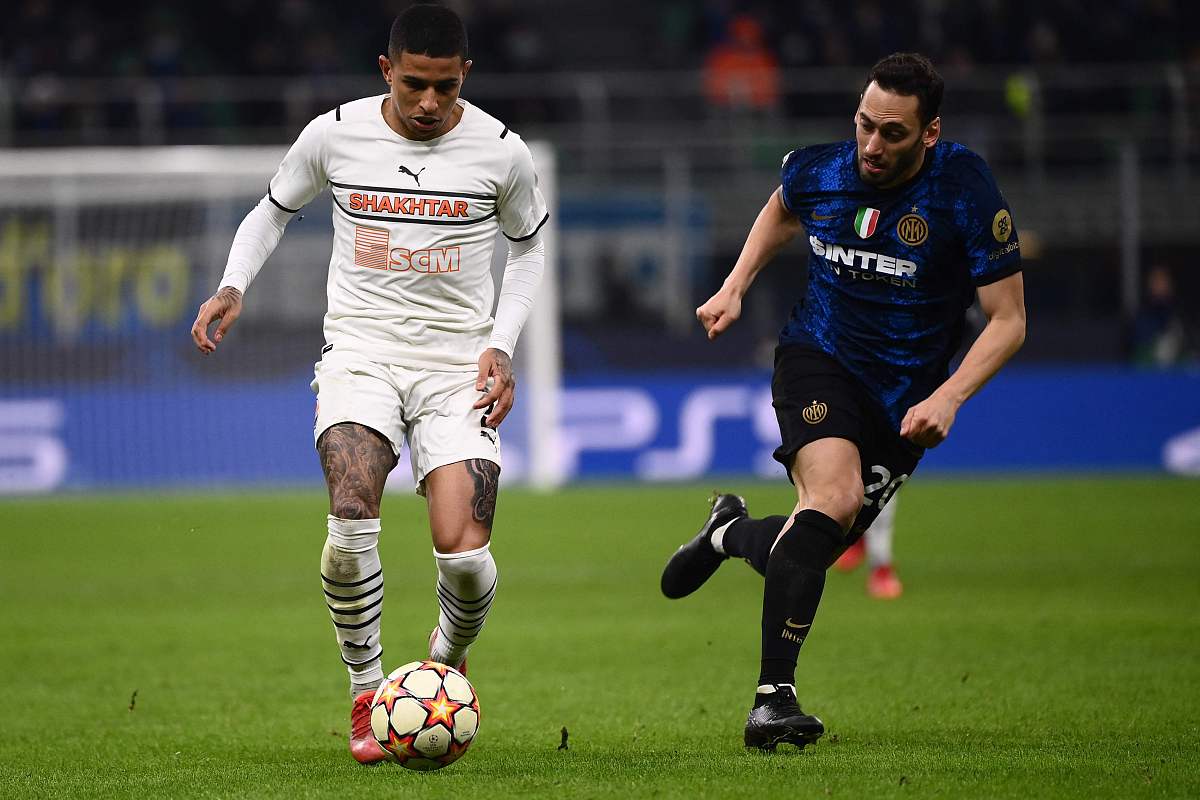 shakhtar donetsk's brazi<strong>l</strong>ian midfielder dodo (l) challenges