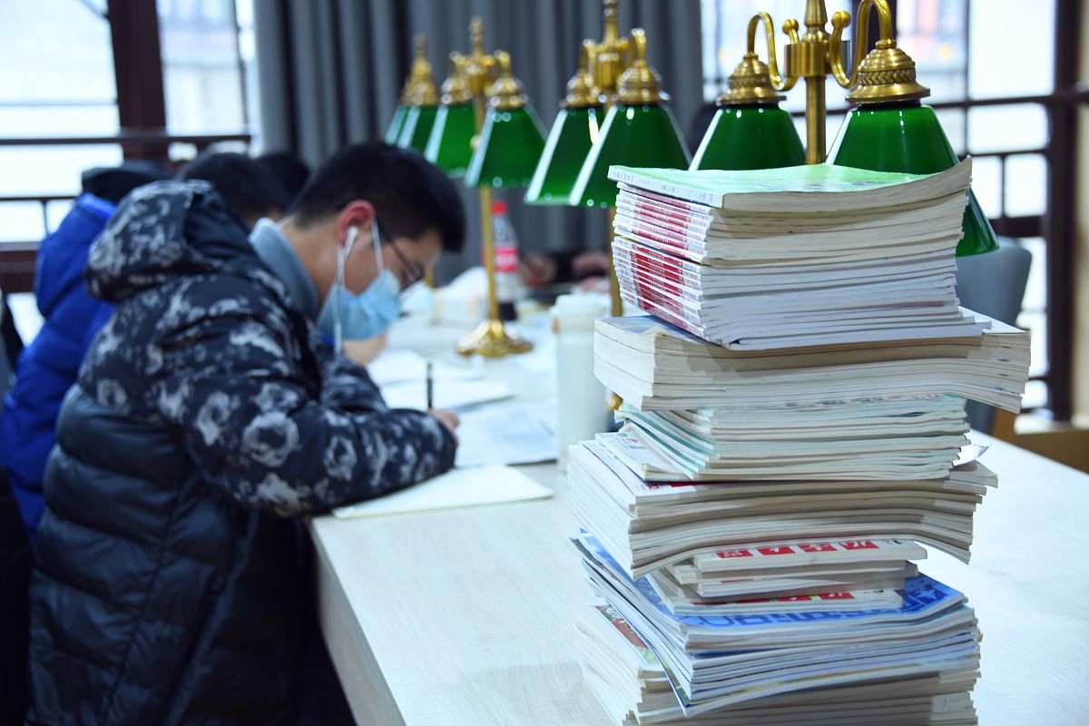 2021年1月26日,学生在湖北省宣恩县图书馆阅读学习.