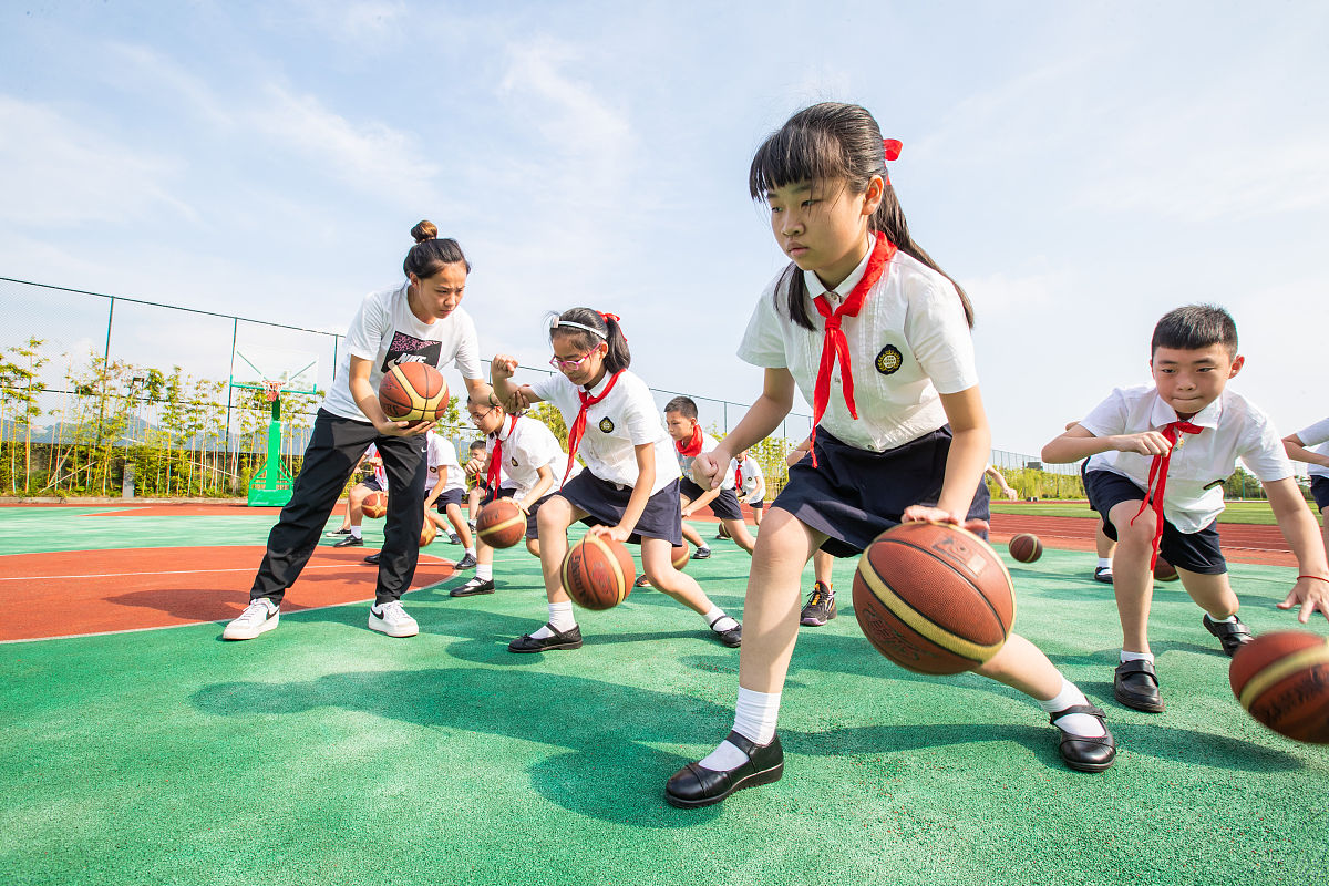 小学体育课指导思想：全面发展，兴趣导向，个性化教学