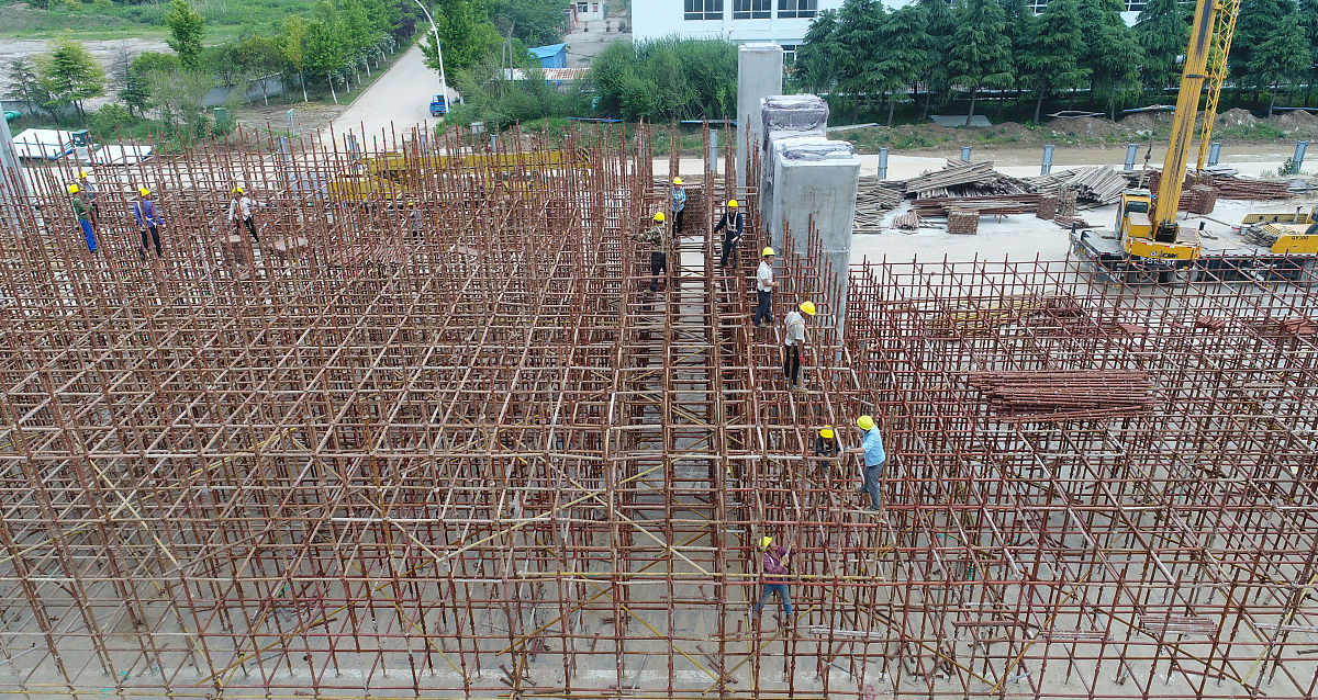 2018年5月30日,江苏淮安,在"徐宿淮盐铁路"建设现场,工人们正在施工.
