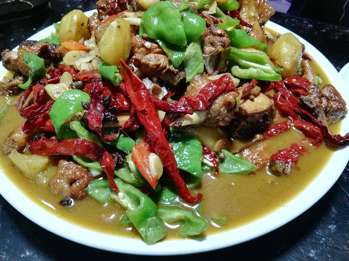 30字大盘鸡好评：鲜嫩多汁，配料丰富，口感绝佳！