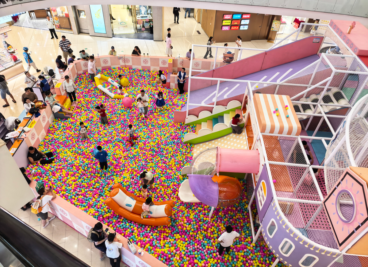 男孩开儿童乐园