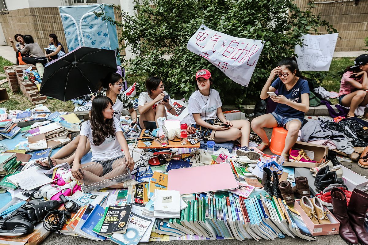 摆地摊：月入过万的真相？年轻人摆摊故事与经验分享