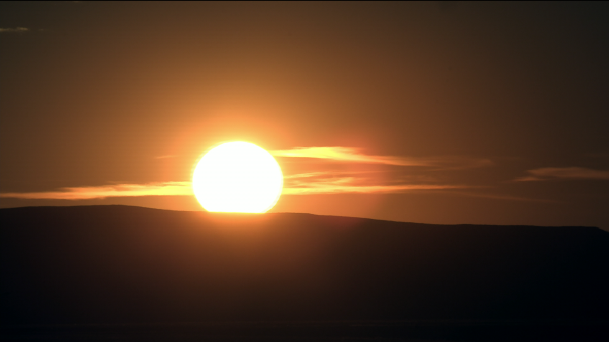 日出东方却落于西出自哪里