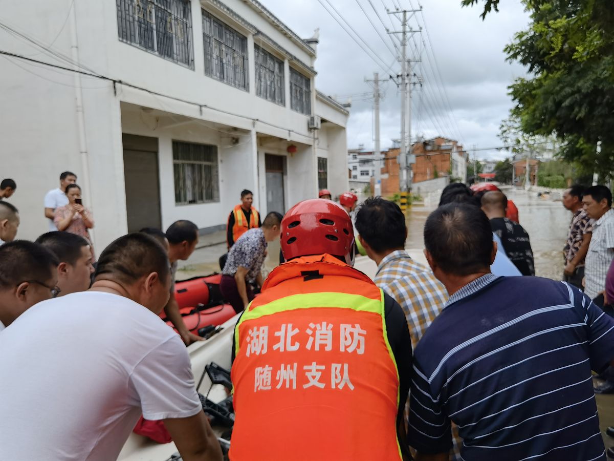 恩施市老百姓有困难怎么联系媒体曝光？要求：写一篇1000字左右的文章不能出现电话。