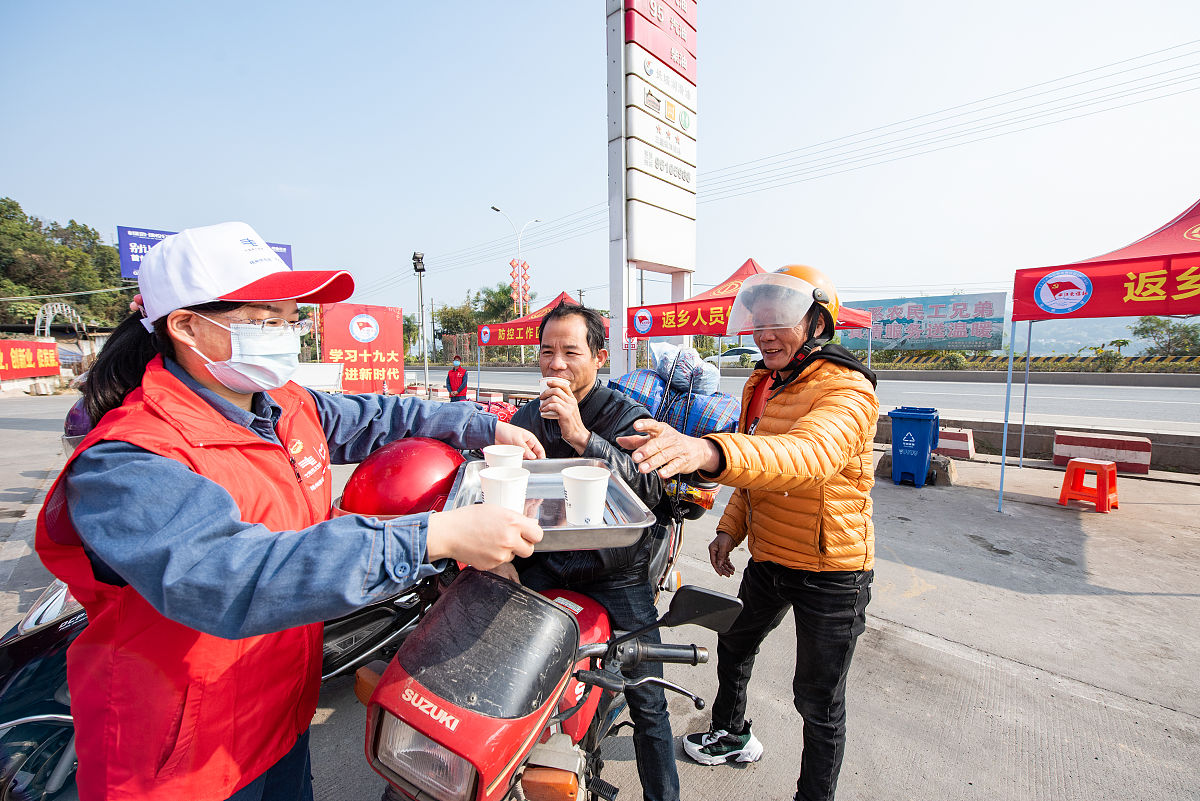 爱心商户免费送头盔，骑行安全有保障！