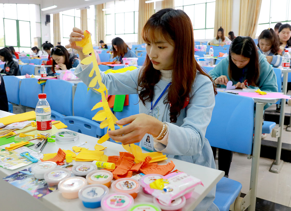 重庆幼师职业学校分享幼师手工艺设计作品展