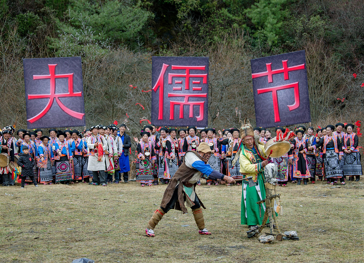 2018年3月18日,四川理县.夬儒节上的古老羌戏表演的场景.