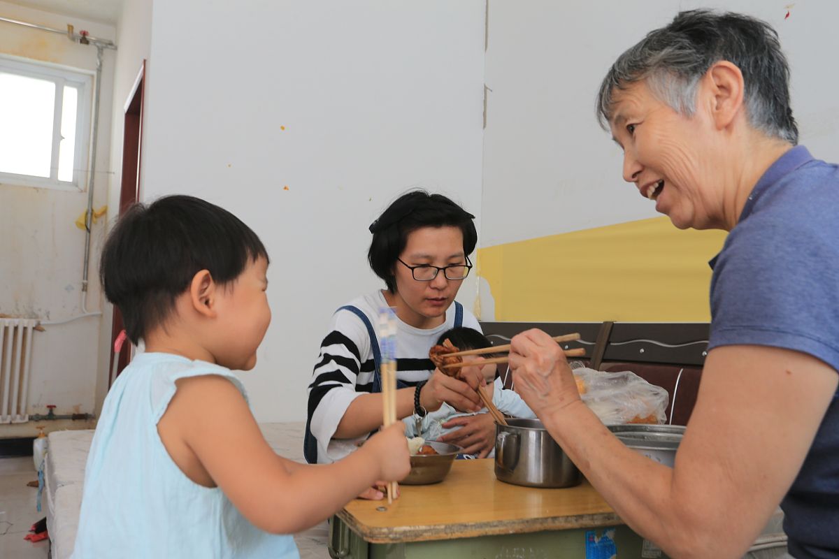 农村班主任的温暖陪伴：每天中午陪学生共进午餐的意义
