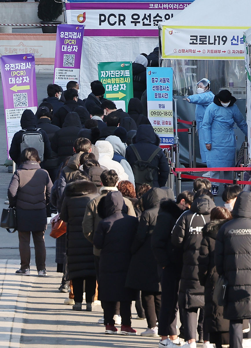 当地时间2022年2月17日,<strong>韩国</strong>首尔,市民佩戴口罩排长队等待进行新冠