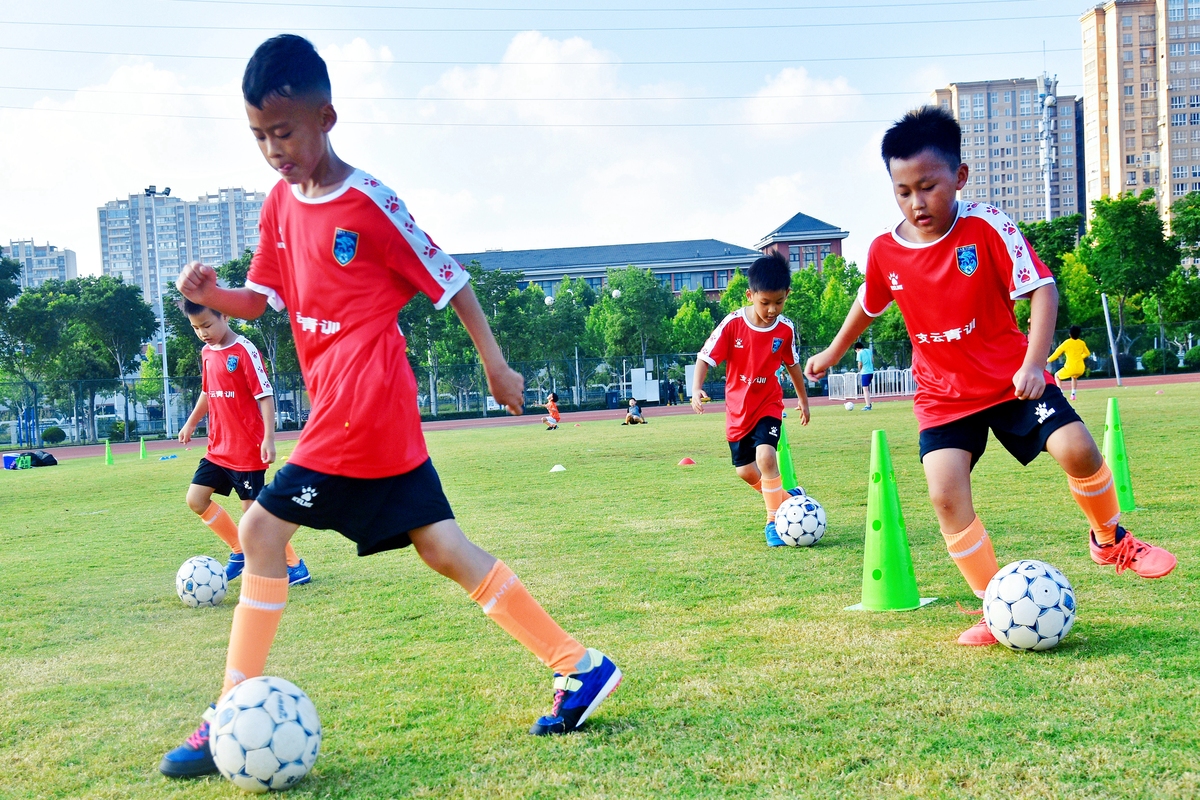 校园足球大赛：青春的激情与活力