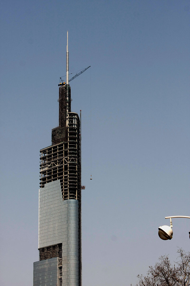 2009年3月14日,南京市中心地带上海绿地集团开发的世界第七高楼紫峰大