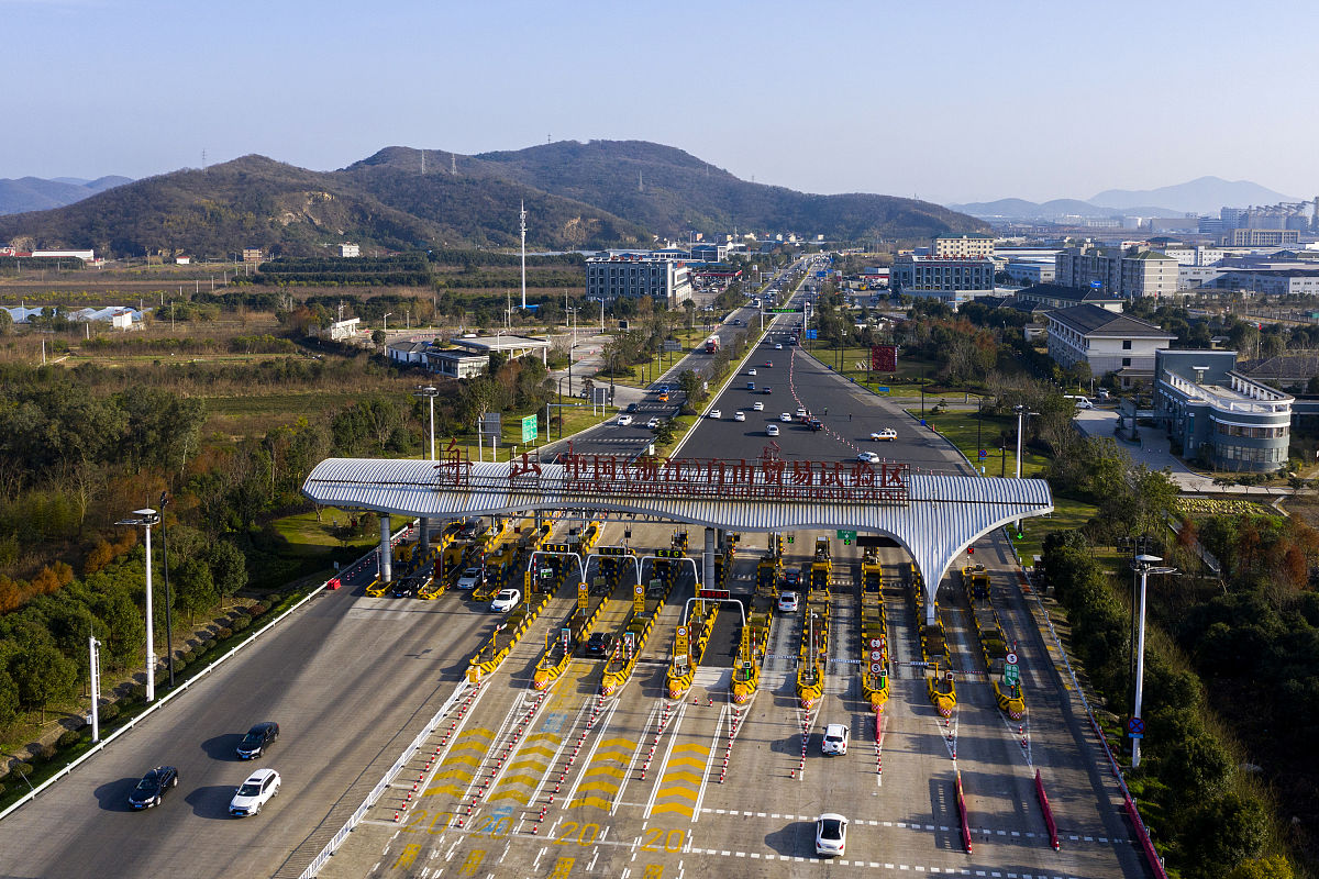 2019年2月6日,浙江舟山,受早上大雾影响,甬舟高速从凌晨到下午4时跨海