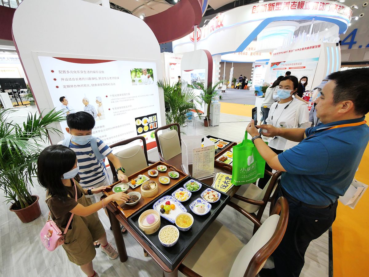 帮我写共享厨房项目的项目背景不少于2000字