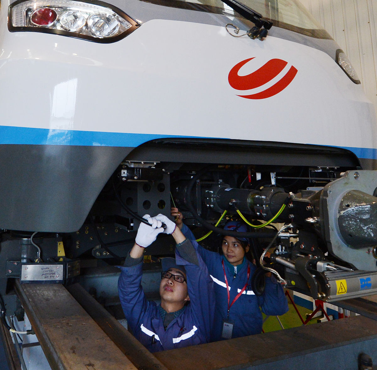 1当前城市轨道交通轻轨、地铁等的应用需求越来越迫切轨道列车的拖动系统在近30年的时间里经历了几代的技术发展在对城市轨道交通进行调研的基础上对拖动系统的技术方案进行调研从建设技术需求、系统建设成本、系统运行成本与经济效益、社会效益、系统建设对环境的影响、系统的节能环保、安全高效运行等方面对相关问题进行调研并对相关技术路线及上述问题进行讨论论证。、针对轨道交通类的拖动负载分析其负载特性基于课程知识并进