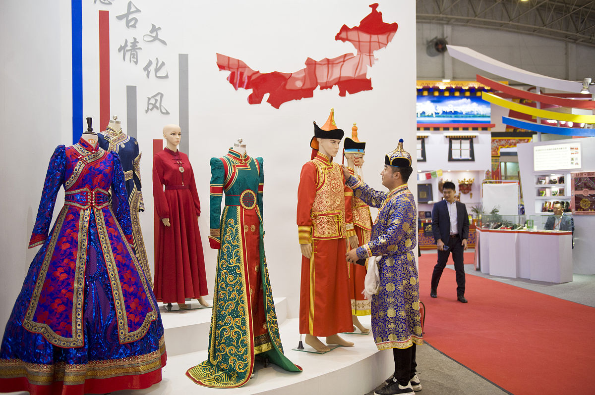 在银川的沙漠中一位元代蒙古女子身着锦衣战袍头戴鹰冠手持弓箭勇猛果敢背景是广袤的沙漠风光风格为元代蒙古画采用柔和光线渲染高质量的线条和质感8K分辨率色彩丰富光影恰到好处特写镜头精美光泽超级精细根据以上位子再设计10个类似的文案