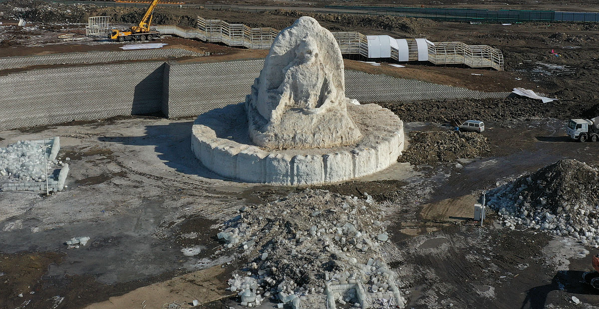 2021年3月17日,哈尔滨,冰雪大世界园区有序进行拆除工作,冰建基本被拆