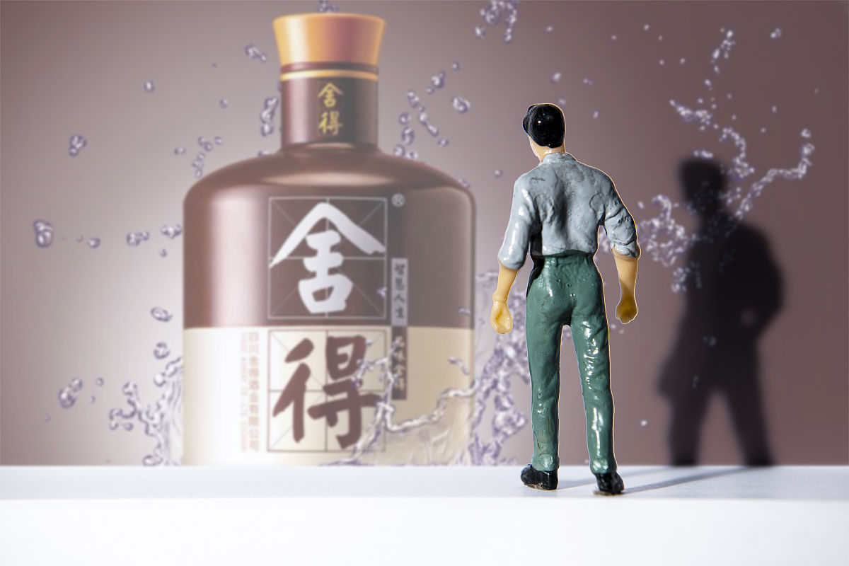 根据下段话和关键词扩写成一片完整论文 关键词 舍得酒业资产负债率 据图3-1舍得酒业在2015年到2021年期间的资产负债率一直高于其他白酒上市企业波动在38至43之间。尽管白酒企业整体偿债能力较强但舍得酒业的资产负债率偏高企业债务压力较大。2020年舍得酒业的资产负债率略有下降因为大股东变更导致资产总额增长从而降低了资产负债率。然而与其他酒企相比舍得酒业的资产负债率仍然很高这将增加企业融资成