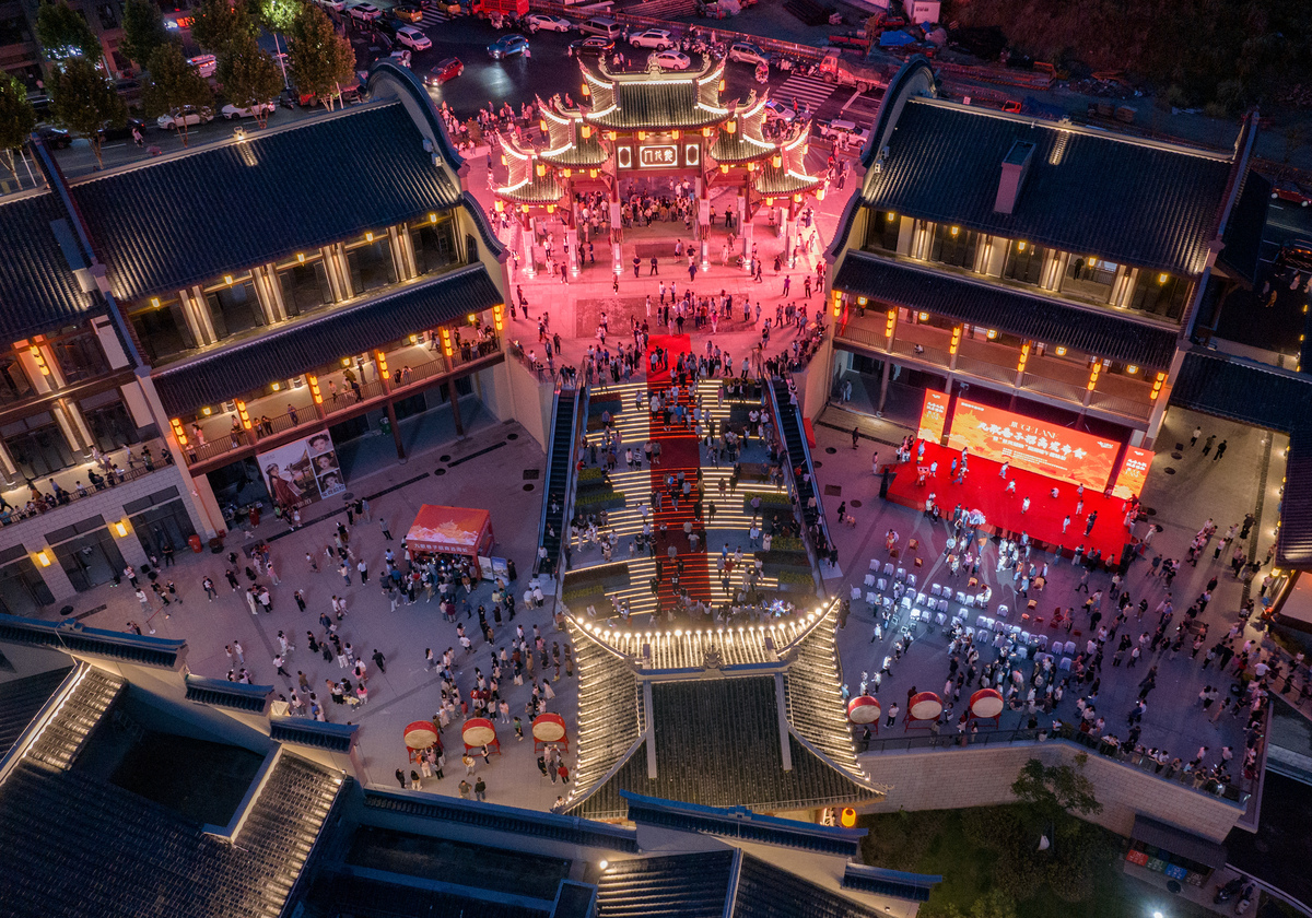 论文题目为《赣州宋城文化的文旅转化路径和发展举措研究——以赣州历史文化旅游街区为例》注意论文结构要有参考文献字数