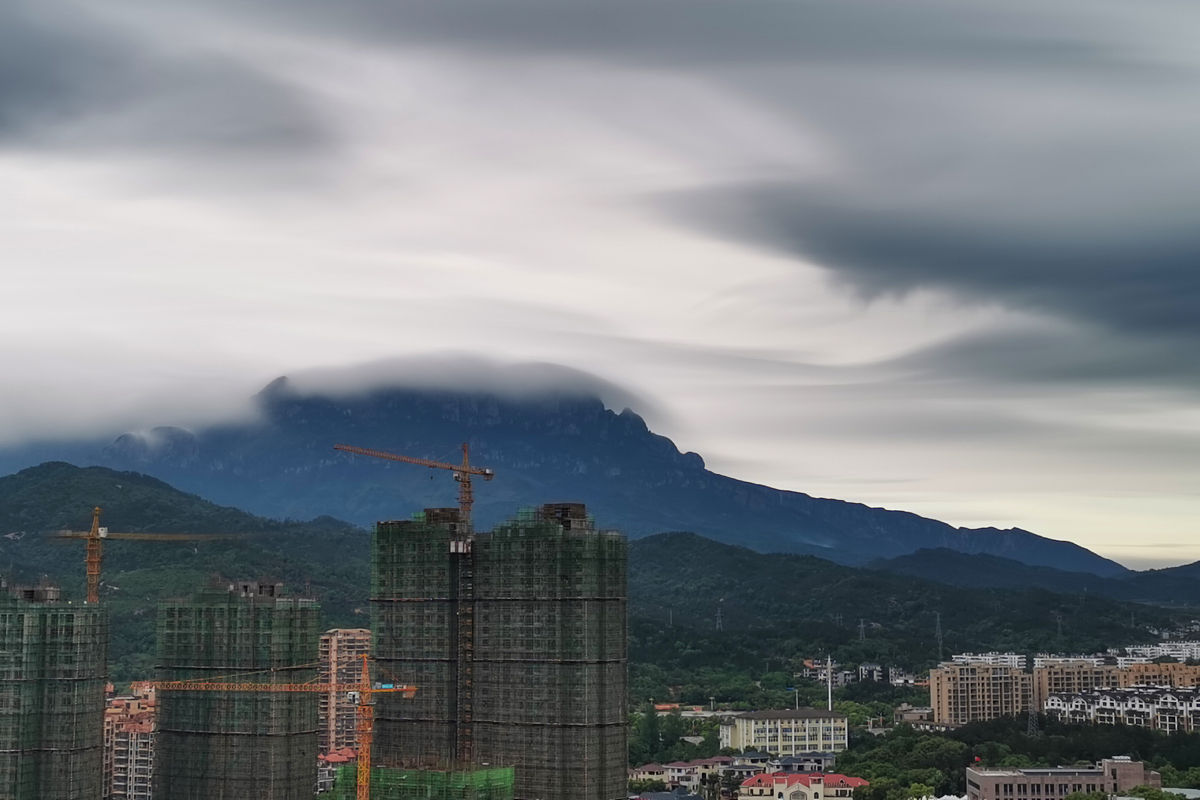2021年5月4日,江西省庐山市,受降雨天气作用,庐山被云雾环绕,远远望去