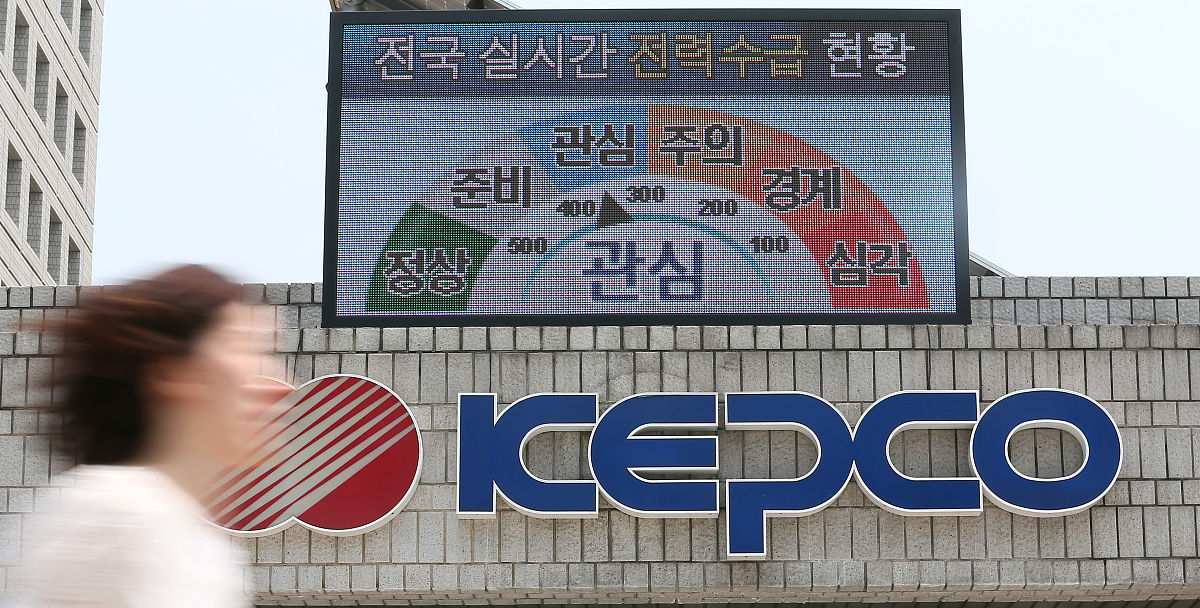 女生喜欢一个男生男生表现的冷漠女生会喜欢别的男孩吗