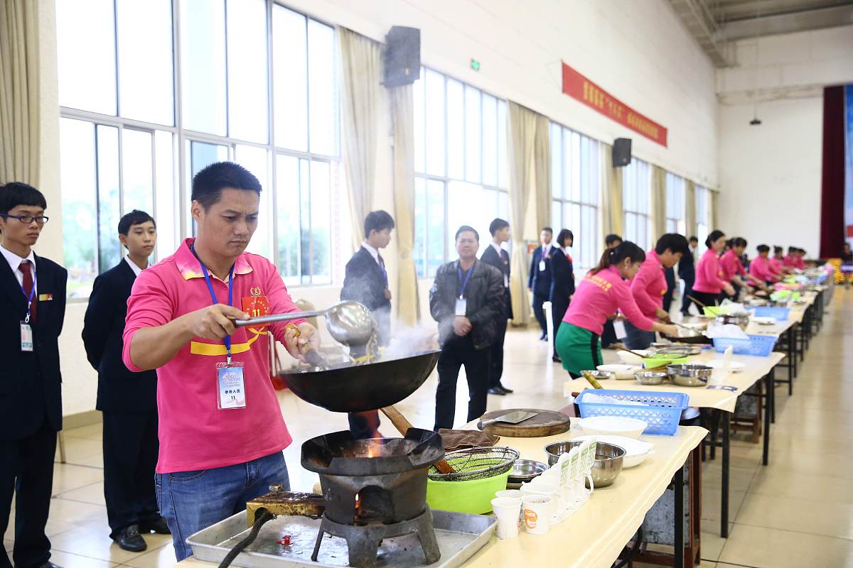 为提高乡村群宴操作水平发挥乡厨协会服务、沟通、指导等多方面职能促进市场监督管理局对农村家宴活动的有效监管着力推动乾县乡厨队伍朝规范化、产业化、市场化方向发展。7月24日乾县乡厨协会、西安微开云数字科技有限公司、乾县农村信用合作联社三方以共同发展和长期合作为目标签订战略合作协议。微开云科技公司全面阐述智慧乡厨管理是集场地预订、厨师预订、菜品预订、在线监管、金融服务等事项为一体的服务平台同时该平台也是 为提高乡村群宴操作水平发挥乡厨协会服务、沟通、指导等多方面职能促进市场监督管理局对农村家宴活动的有效监管着力推动乾县乡厨队伍朝规范化、产业化、市场化方向发展。7月24日乾县乡厨协会、西安微开云数字科技有限公司、乾县农村信用合作联社三方以共同发展和长期合作为目标签订战略合作协议。微开云科技公司全面阐述智慧乡厨管理是集场地预订、厨师预订、菜品预订、在线监管、金融服务等事项为一体的服务平台同时该平台也是