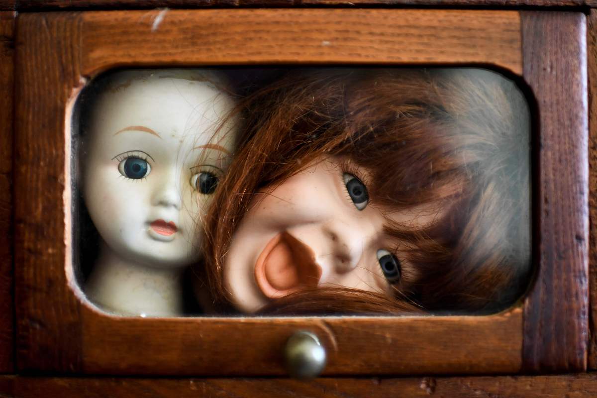 2	Discuss how EITHER the subject-matter OR the form of A Doll House reflects aspects of Realism andor Naturalism