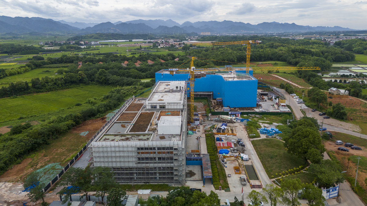 给我写一份关于长沙 黑麋峰垃圾处理厂的 背景介绍