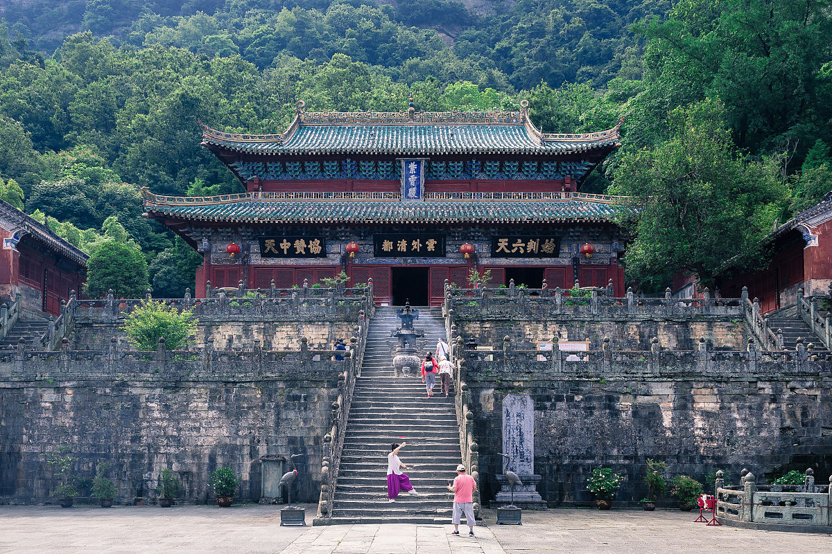 写一篇关于位于武当山的五龙宫的宣传文案