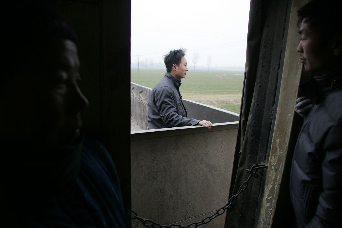 (武汉媒体请勿下载)2011年2月7日,小火车最后还拖着一节敞篷的货车厢,